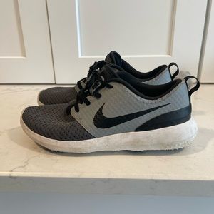 Nike boys golf shoes size 5Y